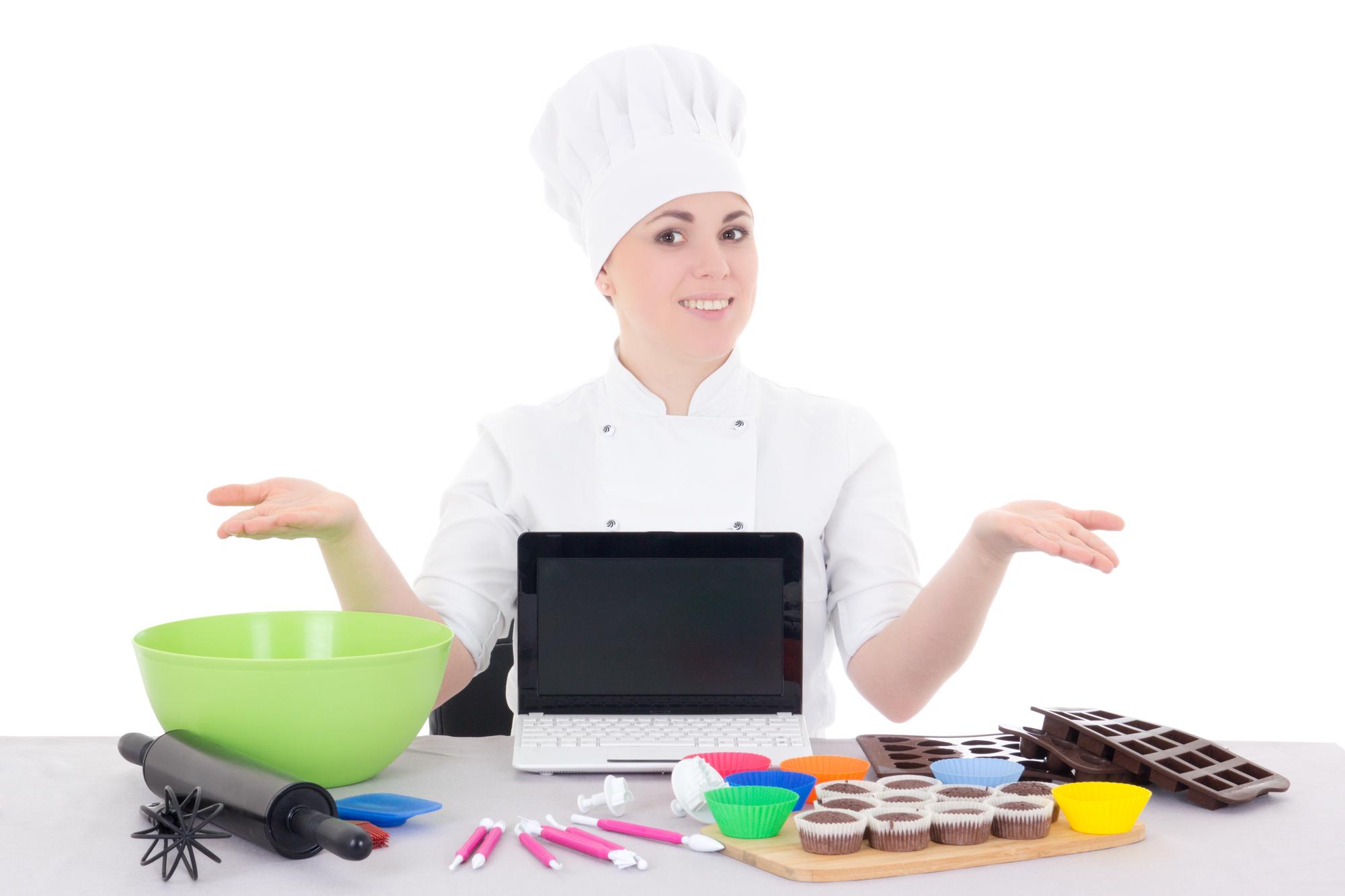 Chef online che mostra una ricetta in una cucina moderna